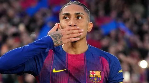 Raphinha em campo com as cores do Barcelona. Foto: Alex Caparros/Getty Images