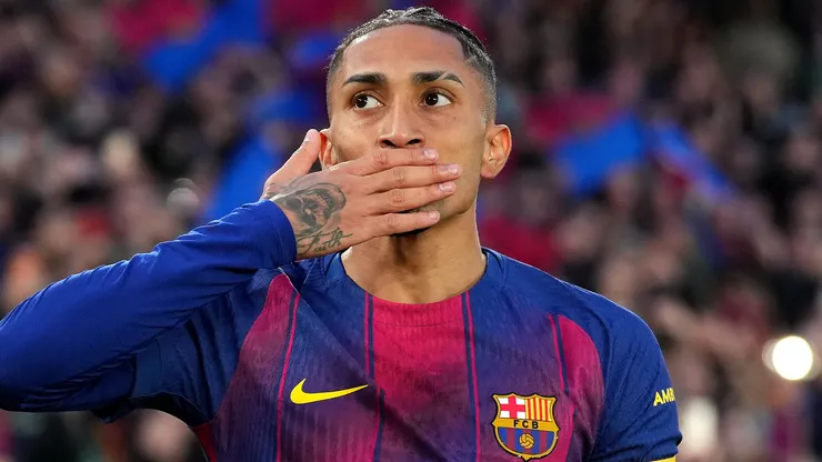 Raphinha em campo com as cores do Barcelona. Foto: Alex Caparros/Getty Images