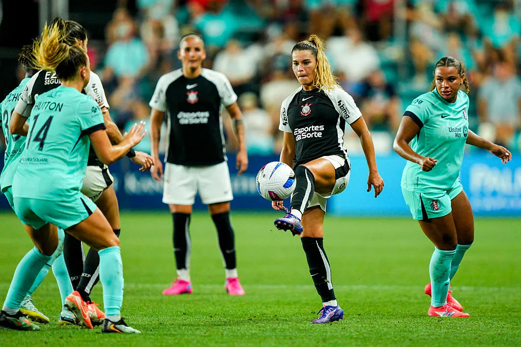 Jogadoras de Corinthians e Kansas City Current disputam pela bola – Foto: Jay Biggerstaff/Getty Images