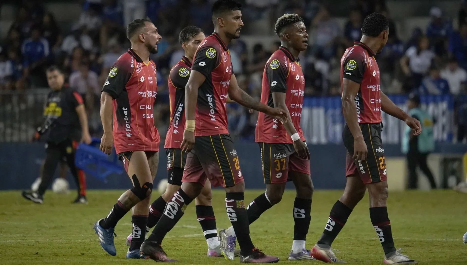 Jogadores do Deportivo Cuenca durante partida do Campeonato Equatoriano. Foto: IMAGO/&nbsp;Agência Prensa-Independiente