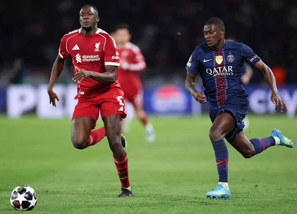Konaté e Nuno Mendes durante PSG x Liverpool. (Photo by Justin Setterfield/Getty Images)