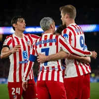 Com um a mais, Atleti vence por 2 a 0 e sai na frente do Barça