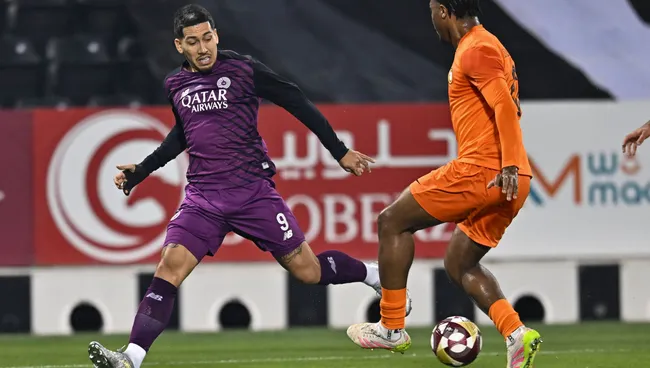 Firmino, do Al-Sadd, e Jean Evrard Kouassi, do Umm Salal, durante partida da Qatar Stars League. Foto: IMAGO/Imagens SOPA