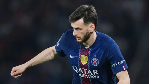 Khvicha Kvaratskhelia brilha intensamente e garante a vitória do PSG sobre o Liverpool na Champions League. (Foto de Franco ArlandGetty Images)