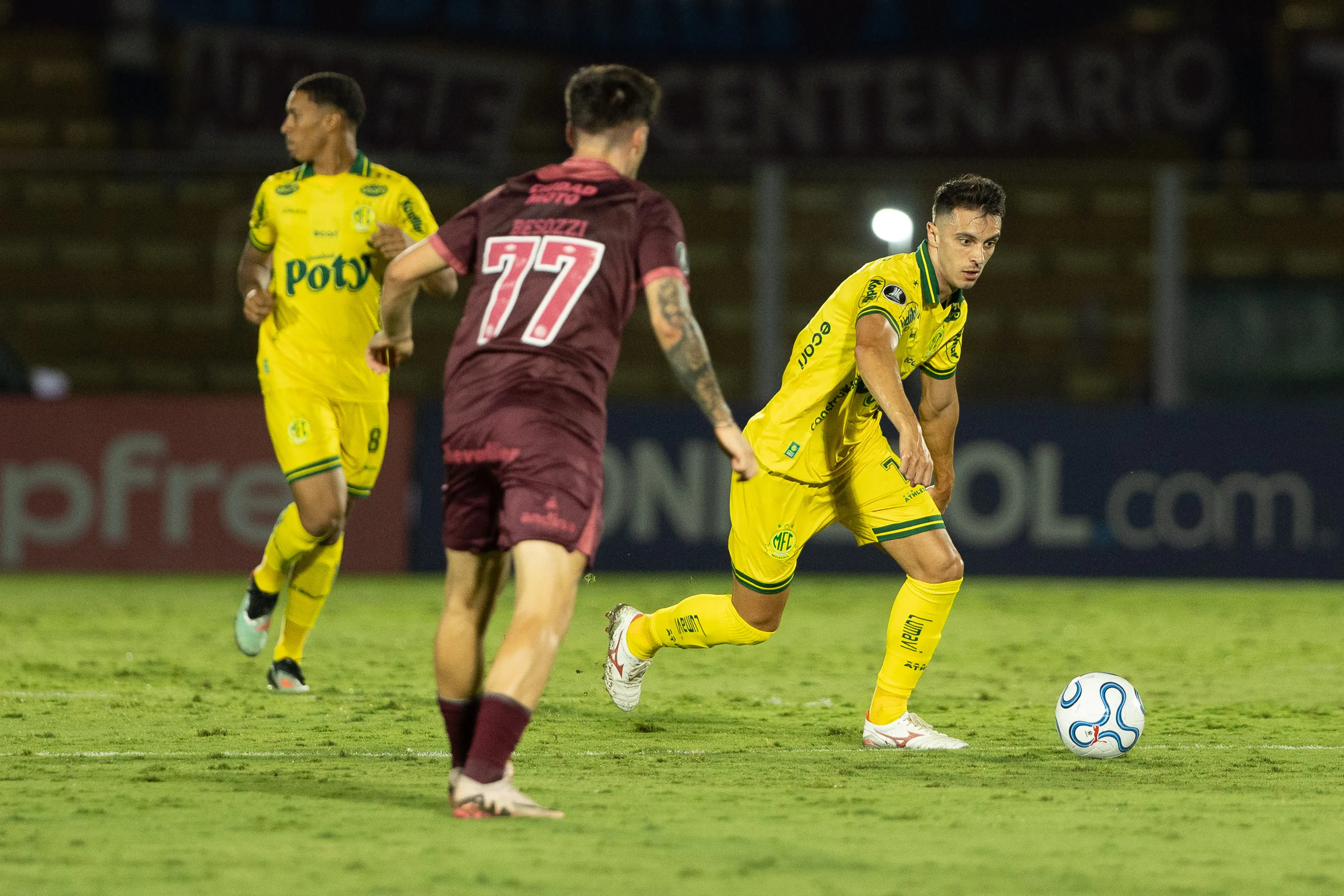Jogadores do Mirassol e Lanús. Foto: Joisel Amaral/AGIF