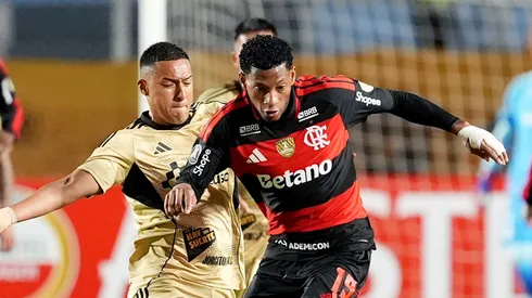 CUSCO, PERU - APRIL 8: Gonzalo Plata of Flamengo and Osvaldo Valenzuela of Cusco FC fight for the ball during a Copa CONMEBOL Libertadores match between Cusco FC and Flamengo at Estadio Inca Garcilaso de la Vega on April 8, 2026 in Cusco, Peru. (Photo by Raul Sifuentes/Getty Images)