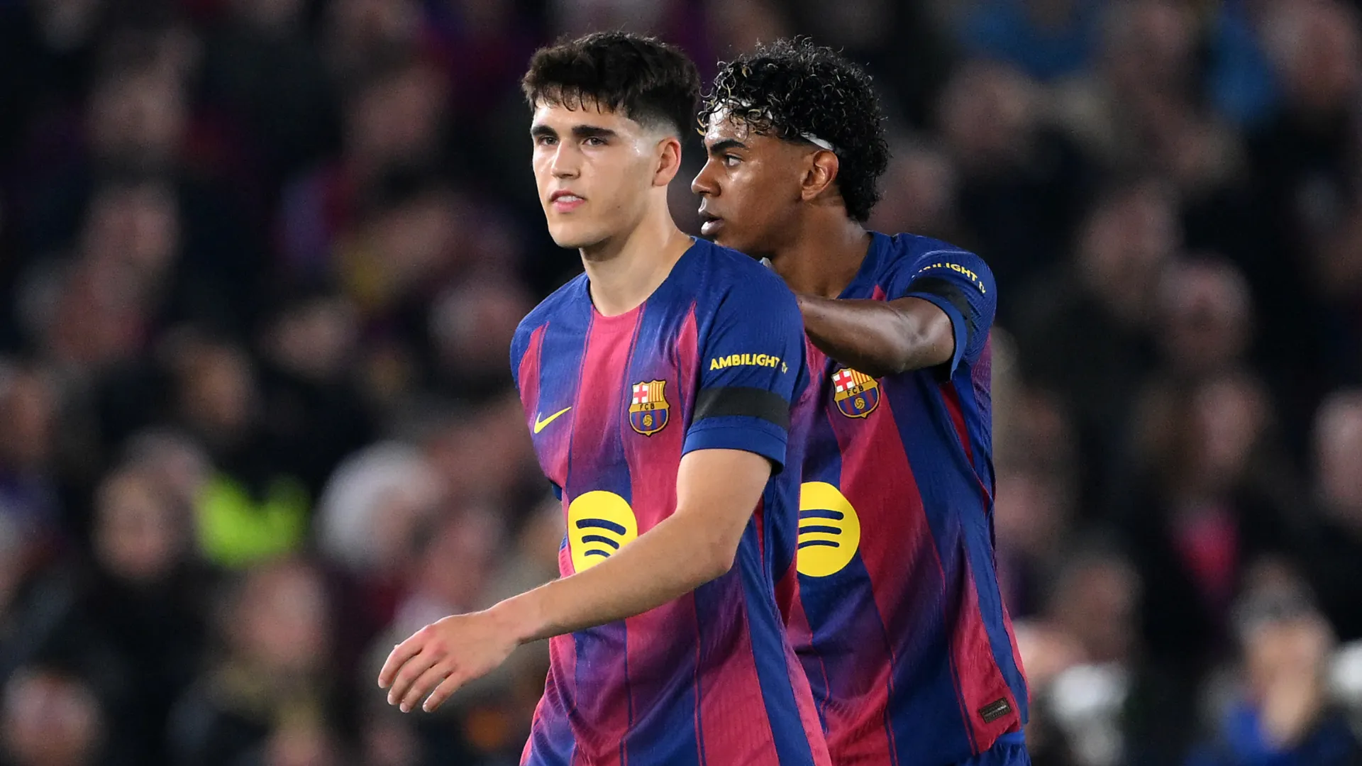 Pau Cubarsí deixando o campo ao lado de Lamine Yamal