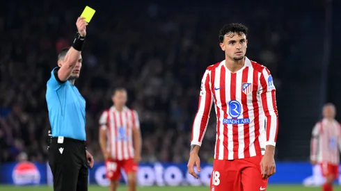 István Kovács aplica amarelo em Marc Pubill. (Foto: David Ramos/Getty Images)