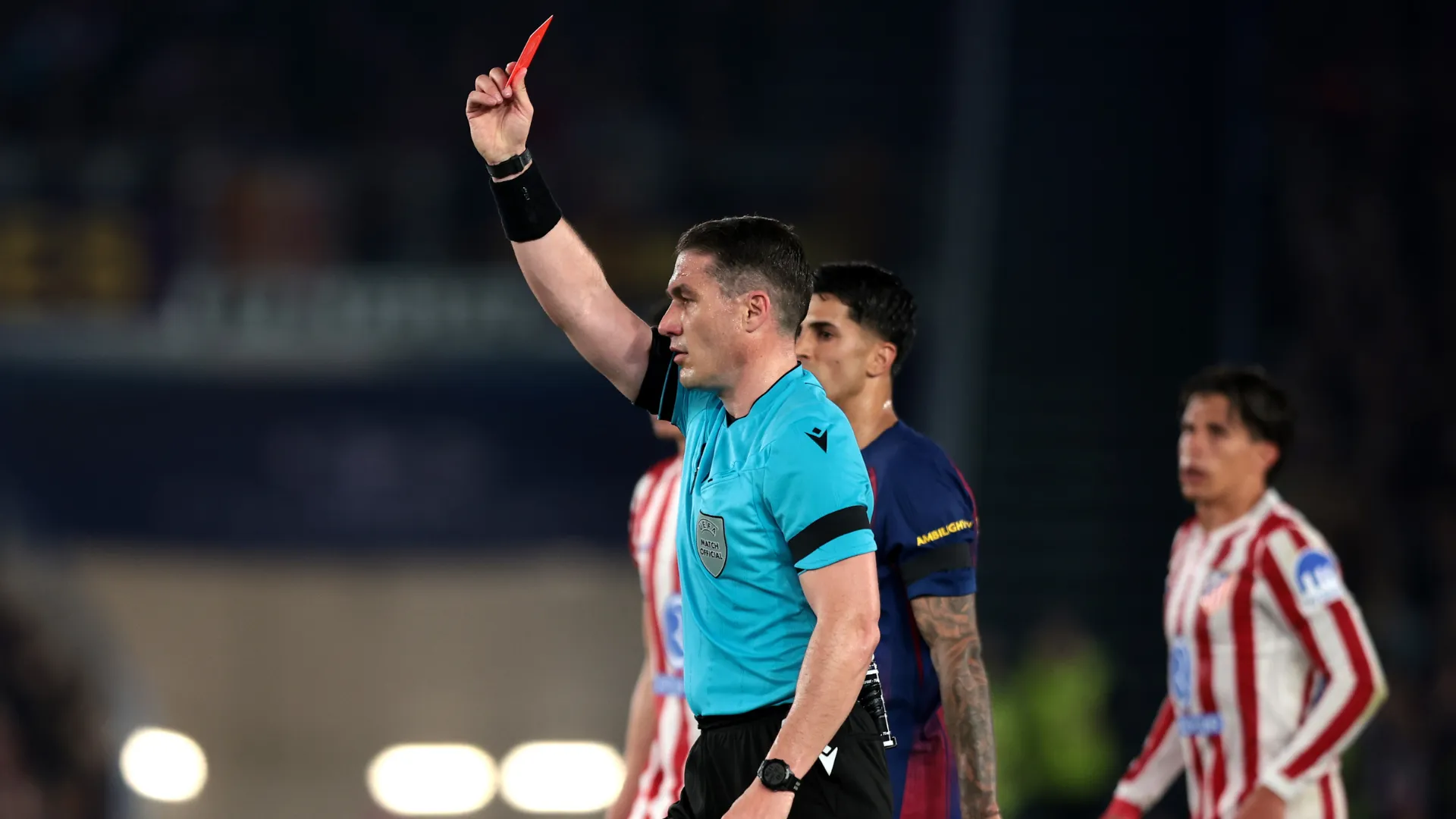 István Kovács aplica cartão vermelho em Cubarsí