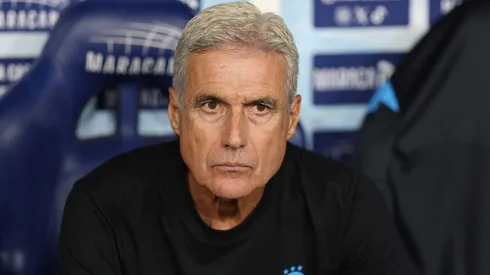 Luis Castro no banco de reservas em jogo do Grêmio