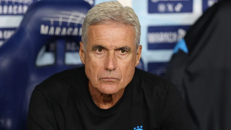 Luis Castro no banco de reservas em jogo do Grêmio