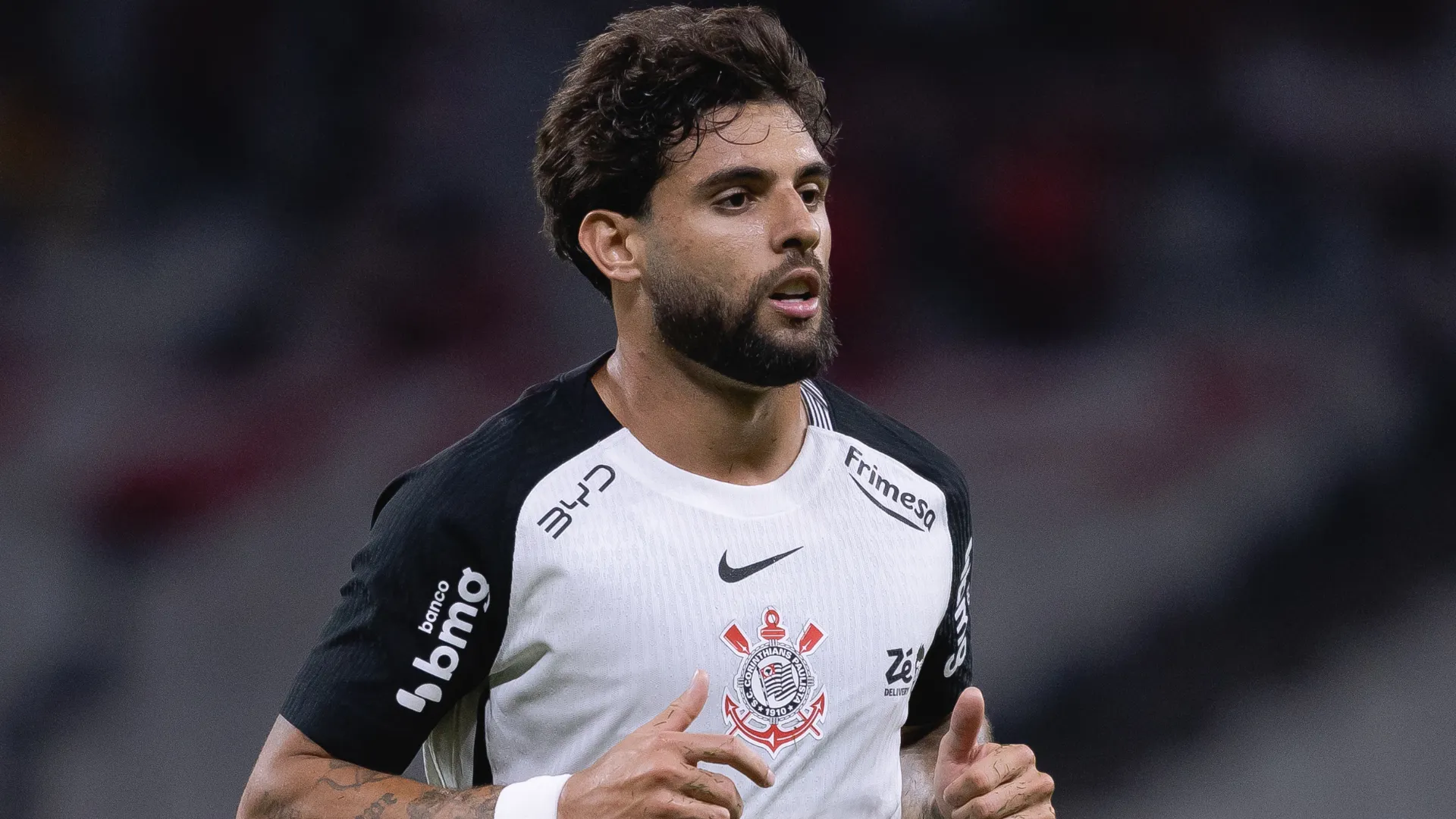 Yuri Alberto aparece concentrado durante uma partida pelo Corinthians