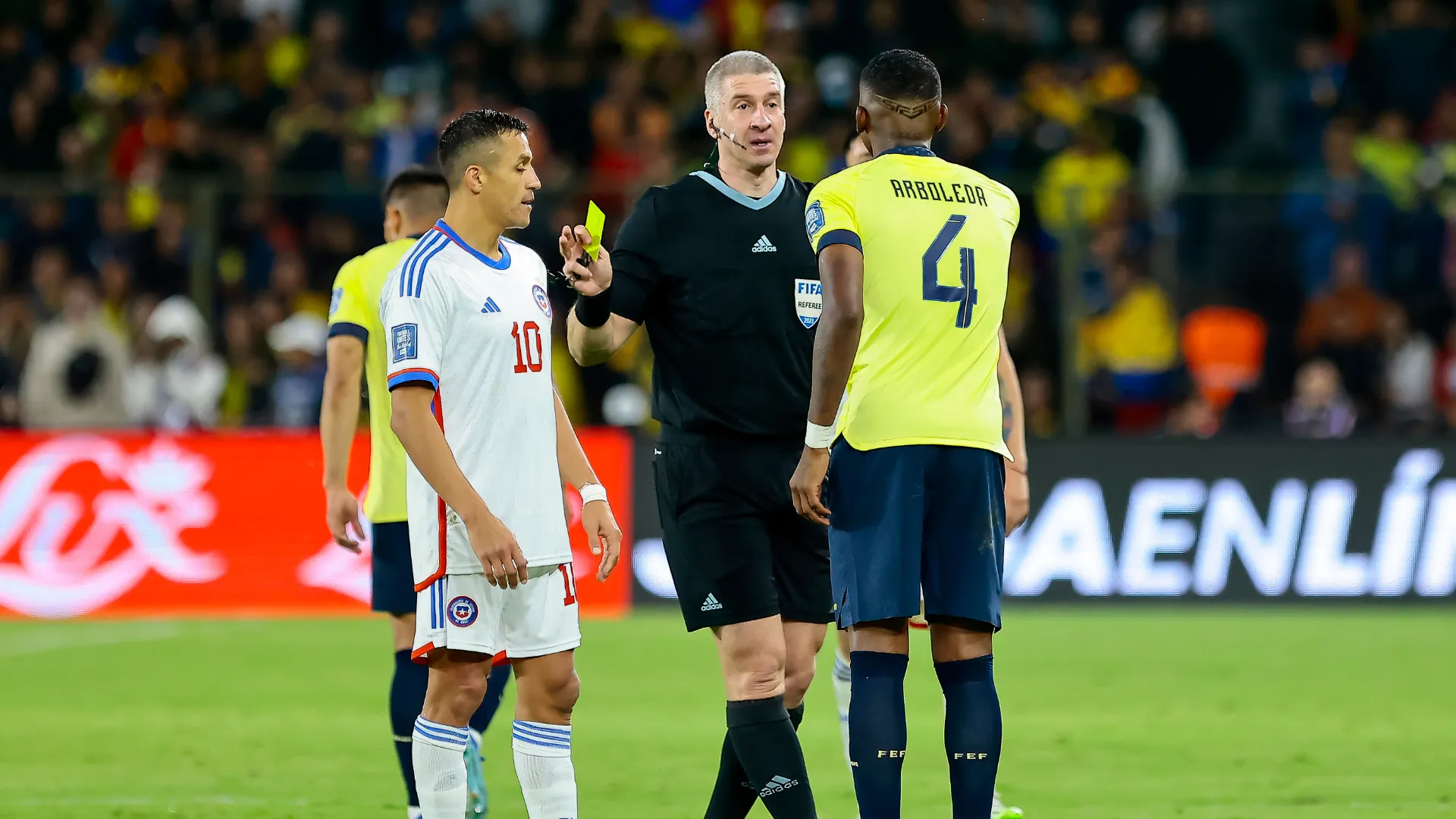 Robert Arboleda reclama durante partida pela Seleção