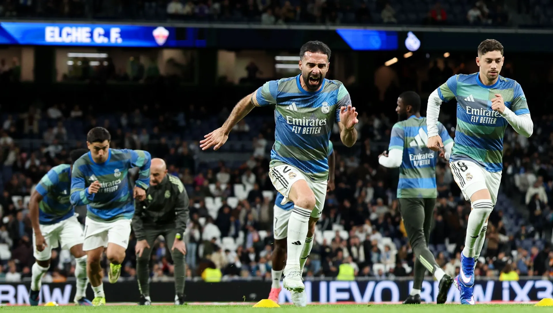 Daniel Carvajal, do Real Madrid, se aquece antes da partida da LaLiga. Foto: Florencia Tan Jun/Getty Images