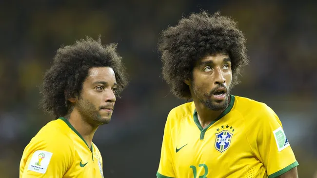 Dante (D) ao lado de Marcelo pela Seleção (Foto: IMAGO /&nbsp;Sven Simon)