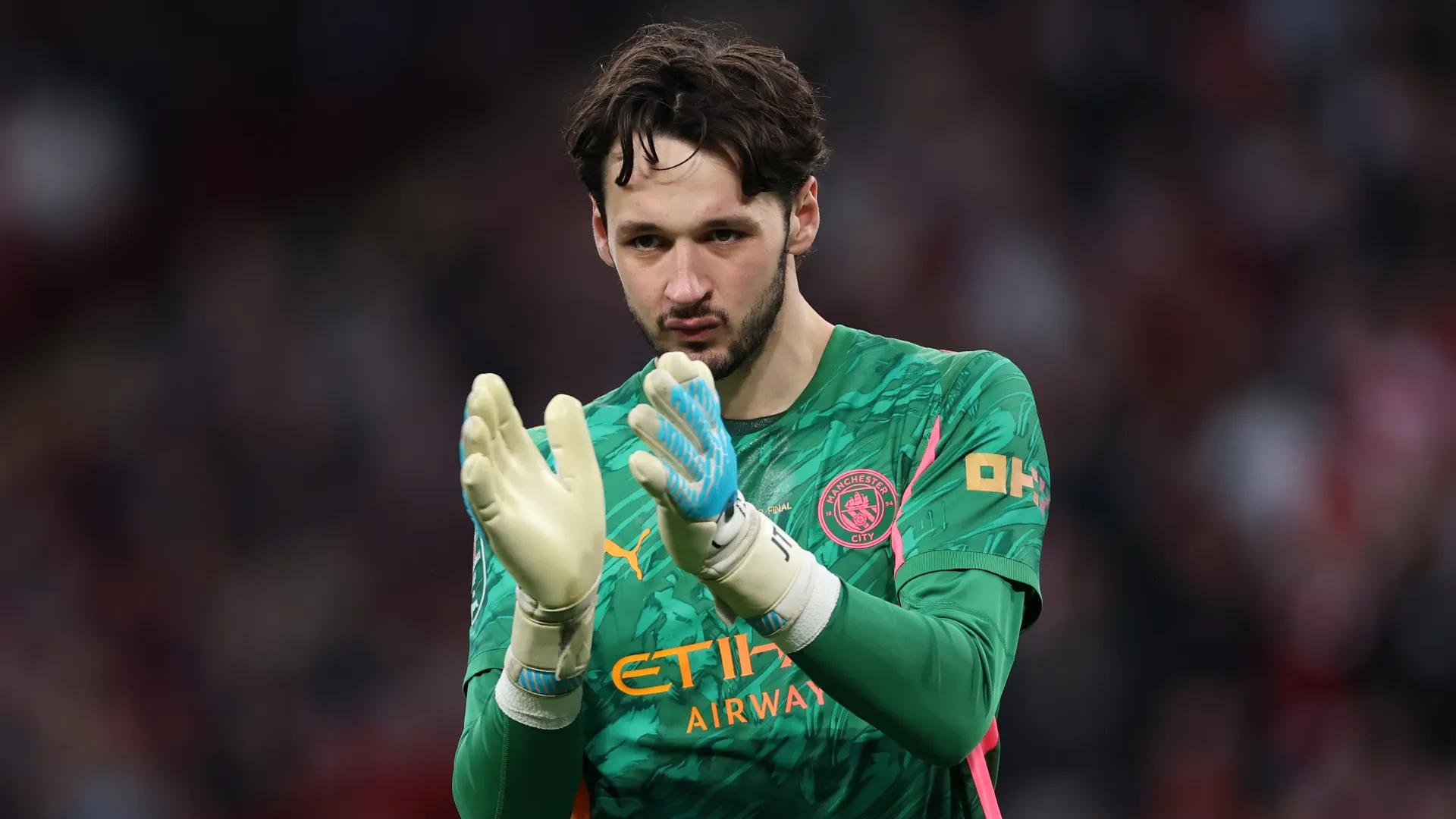 James Trafford bate palmas em jogo do Manchester City