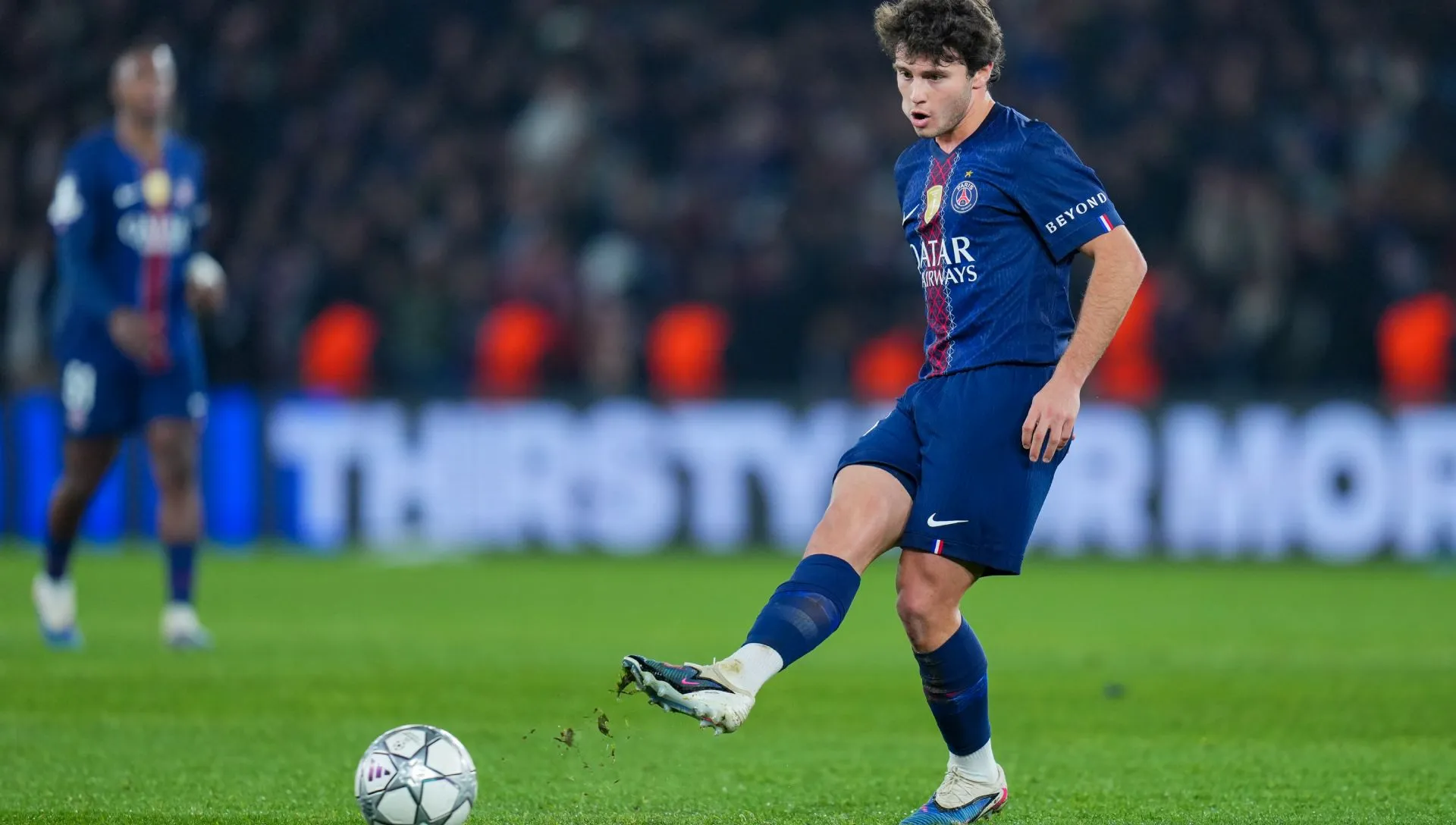 João Neves, do PSG, passa a bola durante partida da Champions League. Foto: Franco Arland/Getty Images