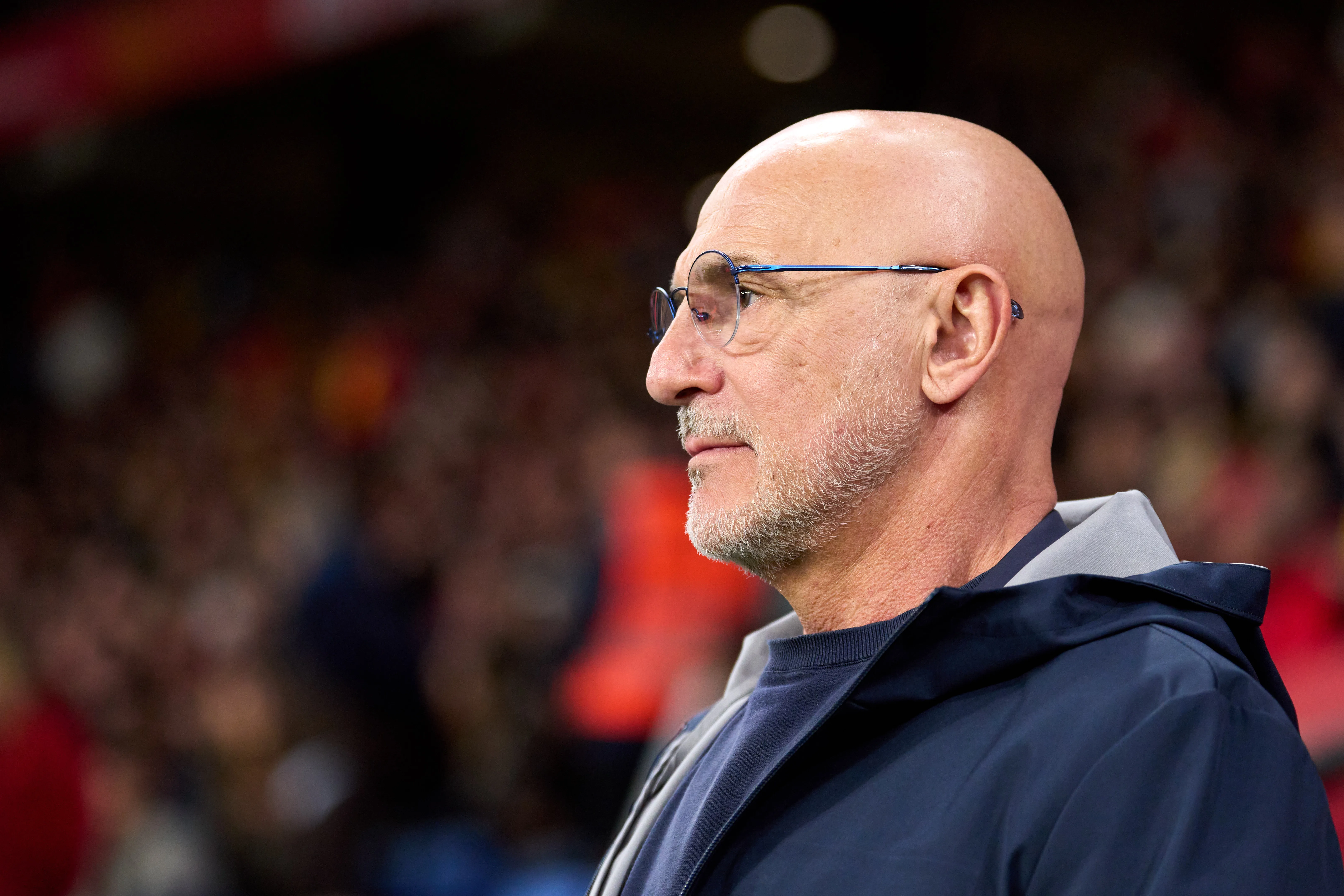 O Treinador Principal da Espanha, Luis de la Fuente, observa antes do amistoso internacional entre Espanha e Egito no estádio RCDE, em 31 de março de 2026, em Barcelona, Espanha. (Foto de Alex Caparros/Getty Images)