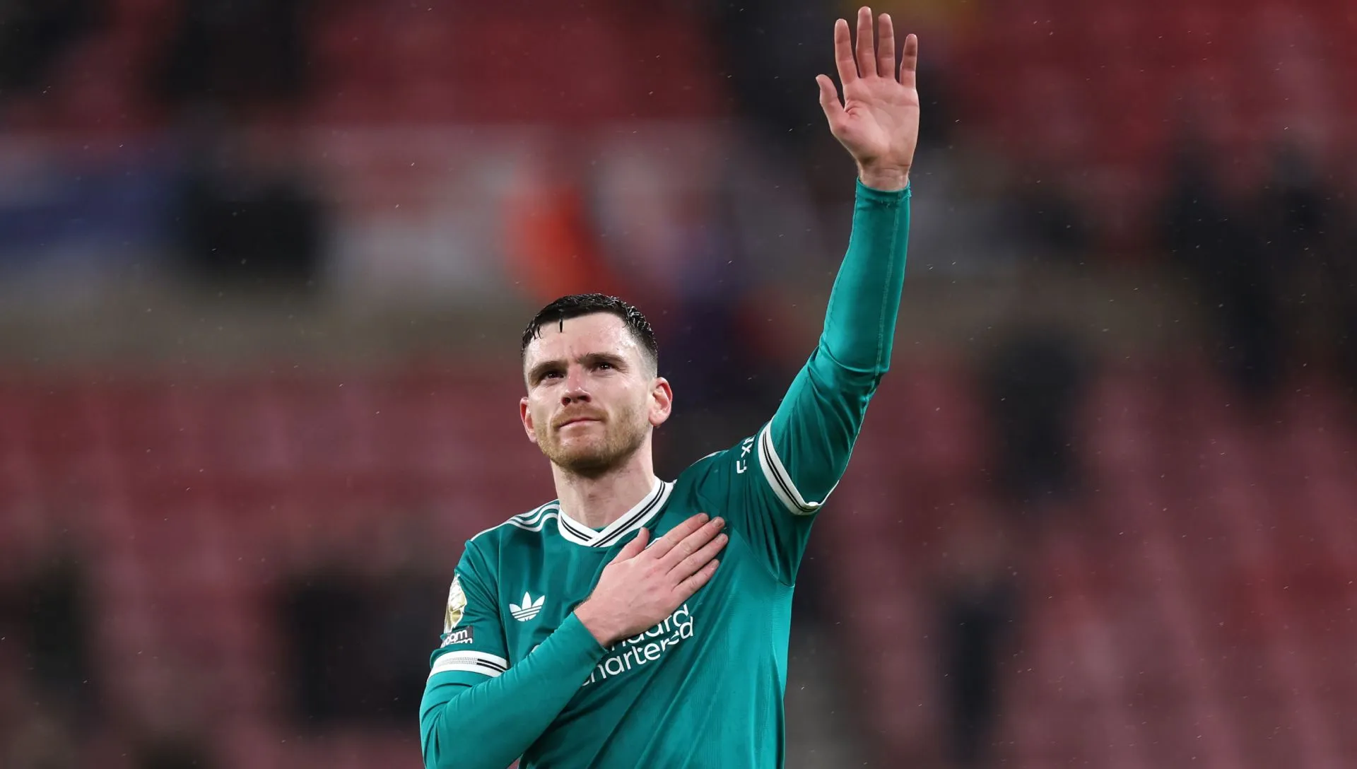 Andrew Robertson, do Liverpool, reconhece os torcedores após a partida da Premier League.