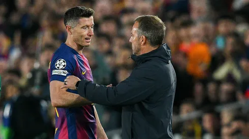 Robert Lewandowski (9) do FC Barcelona e Hansi Flick, treinador principal do FC Barcelona, durante a partida de futebol correspondente ao jogo das oitavas de final da Liga dos Campeões da UEFA entre FC Barcelona e Newcastle United no Spotify Camp Nou, em Barcelona, Espanha. Foto: IMAGO / Sergio Ros
