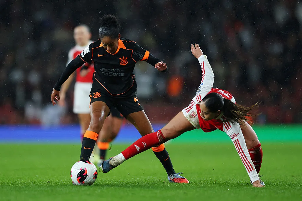 Gi Fernandes atuando pelo Corinthians contra o Arsenal - Foto: Molly Darlington/Getty Images