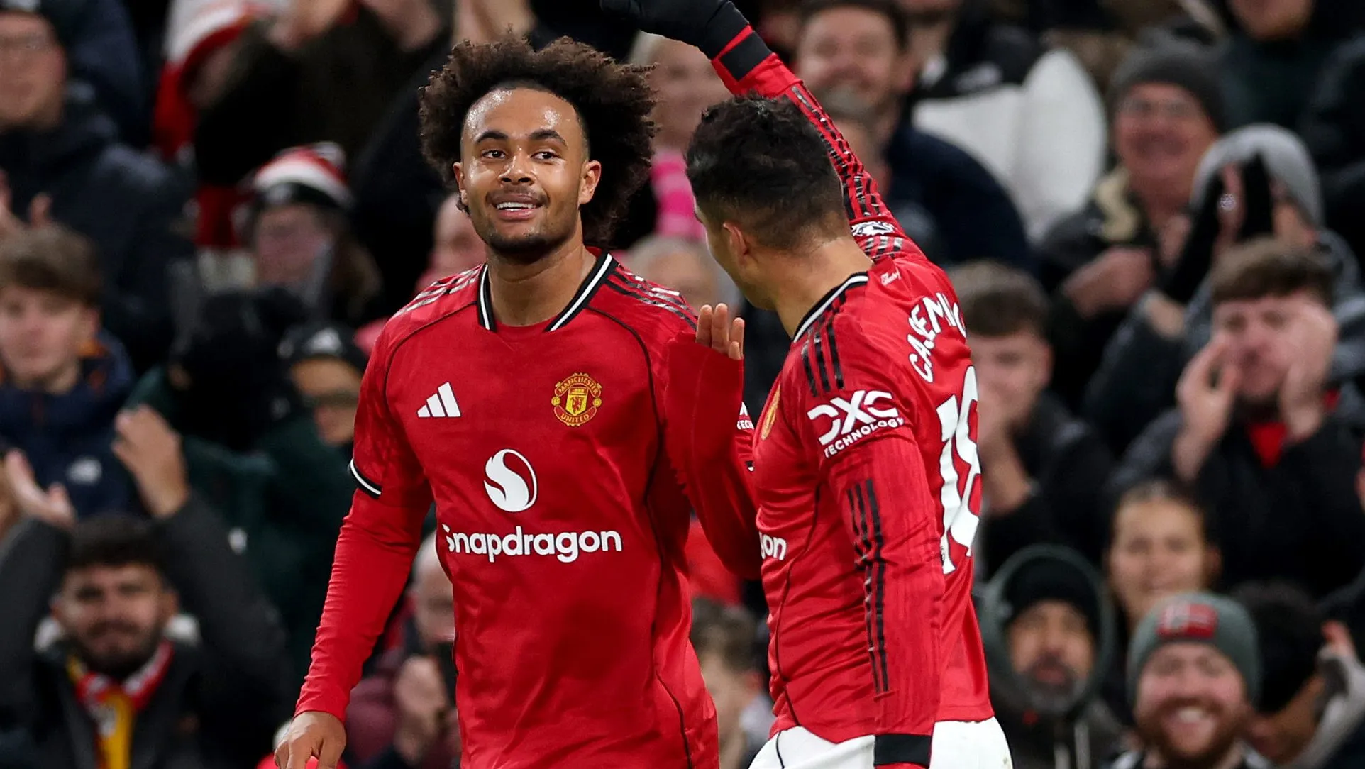 Joshua Zirkzee, do Manchester United, comemora o primeiro gol de sua equipe com o companheiro Casemiro durante a partida da Premier League entre Manchester United e Wolverhampton Wanderers em Old Trafford, em 30 de dezembro de 2025, em Manchester, Inglaterra. (Foto de Michael Regan/Getty Images)