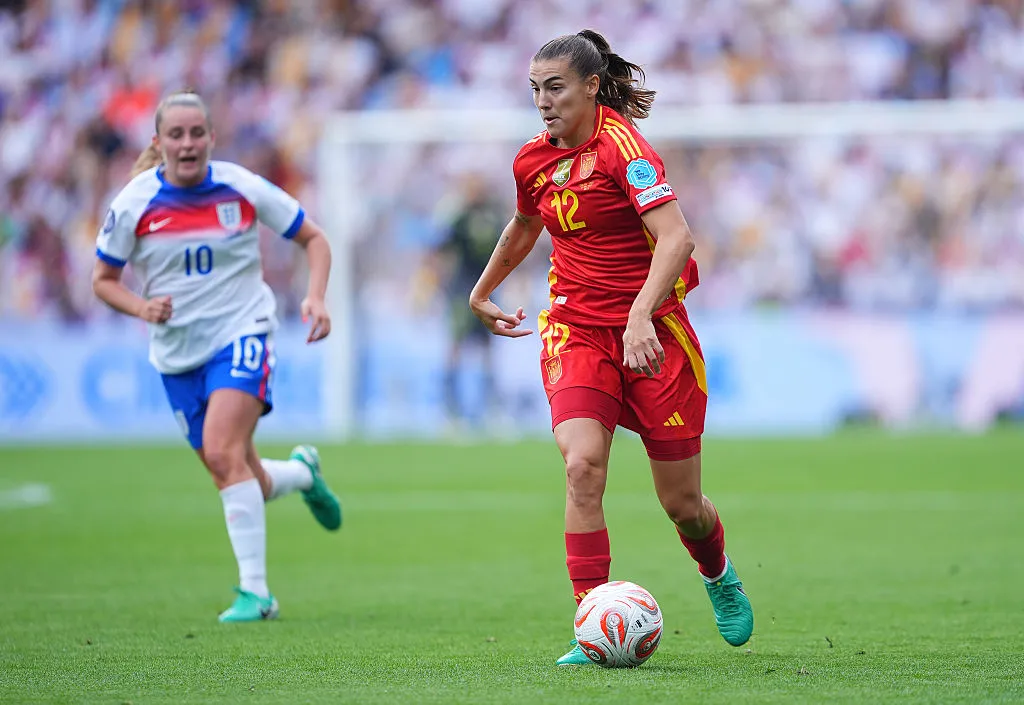 Jogadoras de Espanha e Inglaterra durante a final da Eurocopa Feminina - Foto: Daniela Porcelli/Getty Images