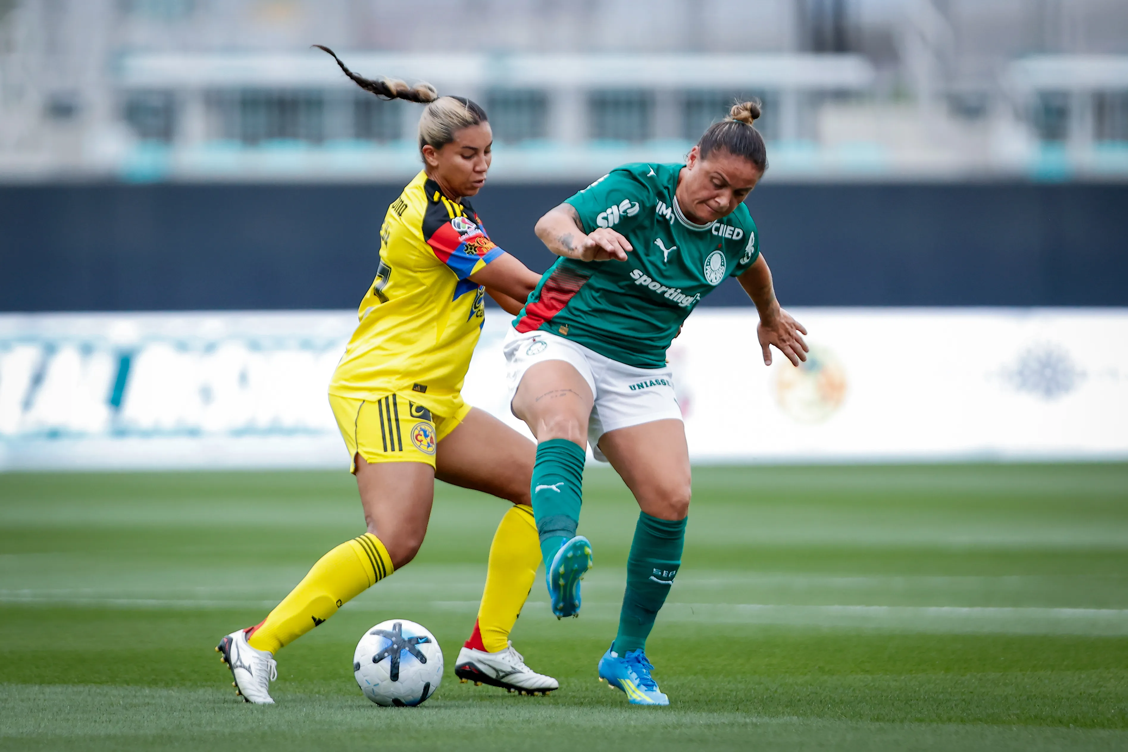 Glaucia briga pela bola durante a partida contra o América - Foto: Redes Sociais/Club América
