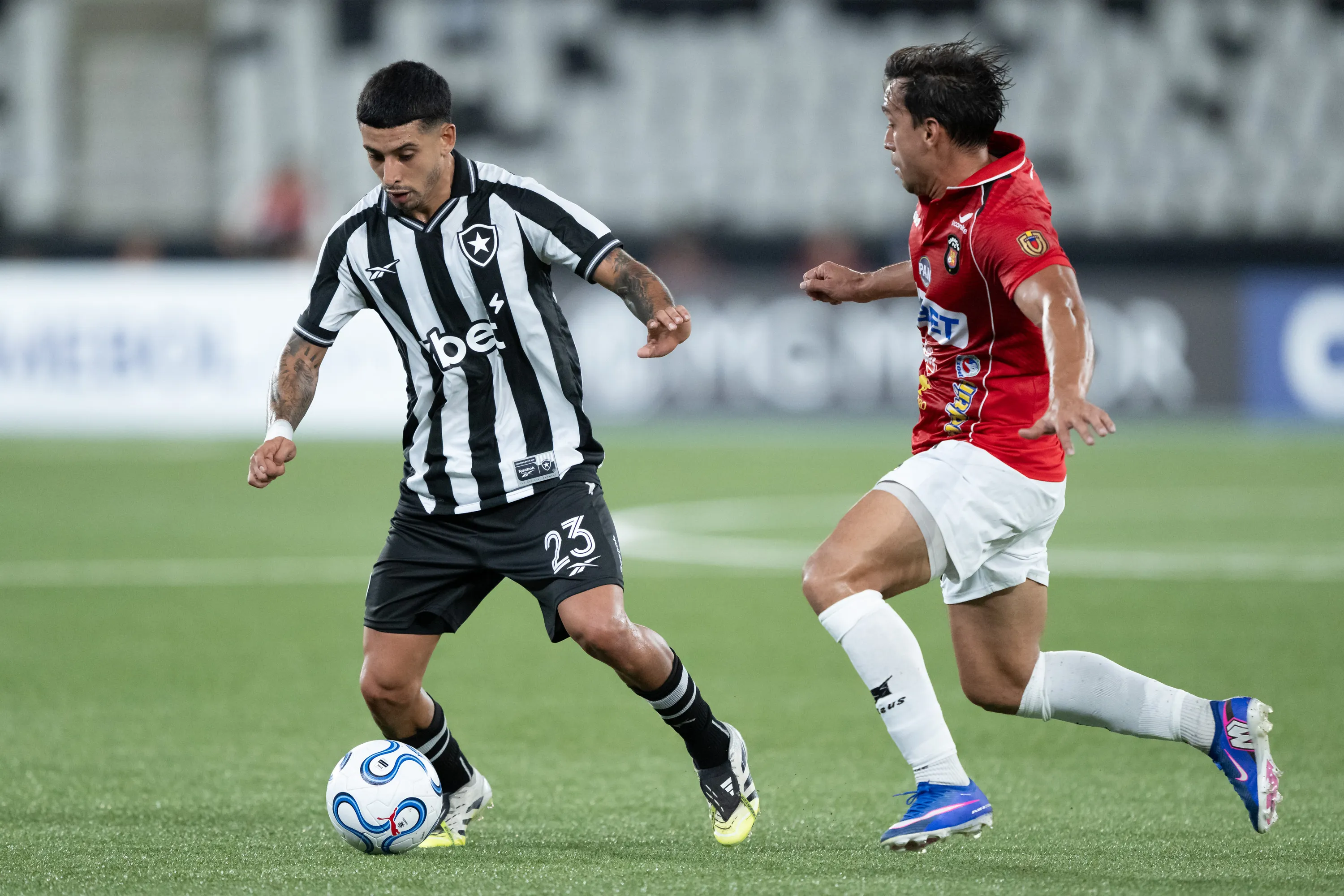 Jogadores de Botafogo e Caracas . Foto: Jorge Rodrigues/AGIF