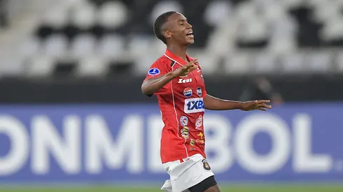 Wilfred Correa marca gol decisivo e garante empate do Caracas contra o Botafogo no Rio pela Sul-Americana. Foto Thiago RibeiroAGIF