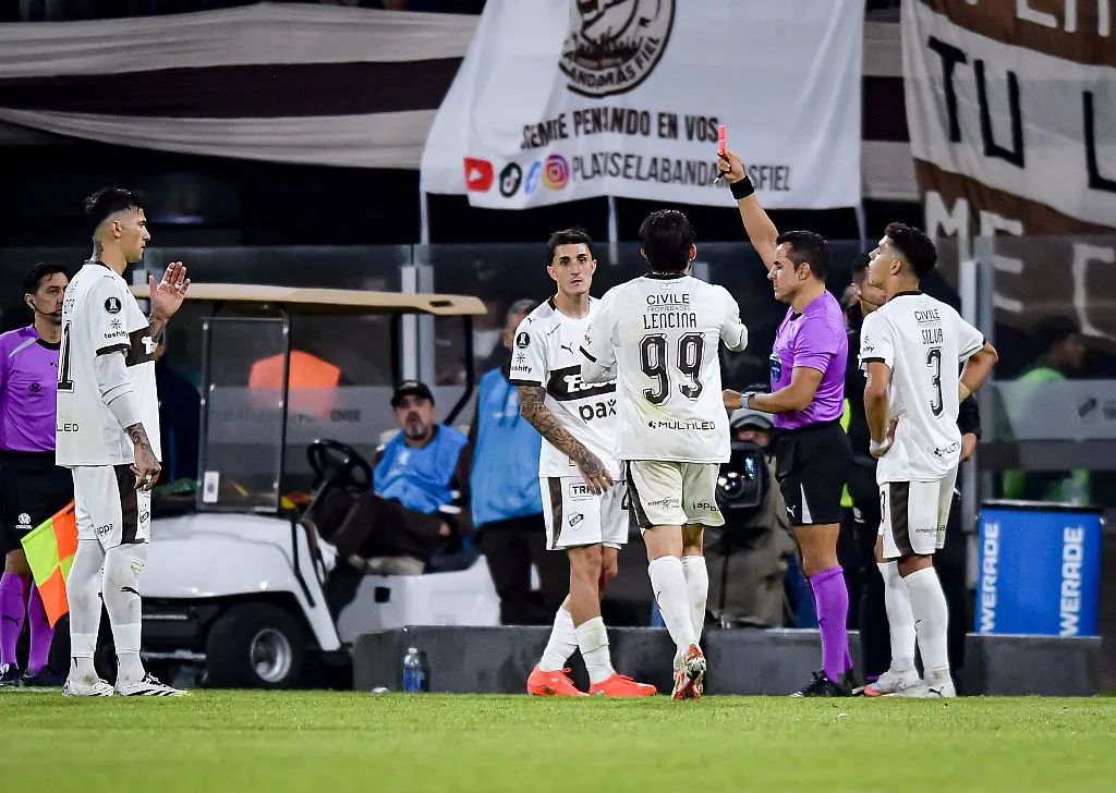 Saborido foi expulso de Platense x Corinthians. Marcelo Endelli/Getty Images.