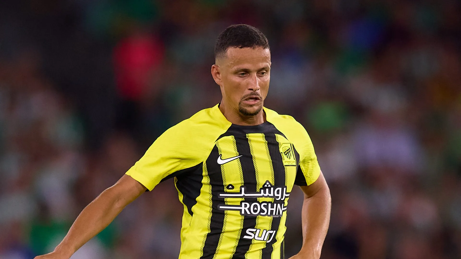 Luiz Felipe, do Al Ittihad, em ação durante uma partida amistosa de pré-temporada entre Real Betis e Al Ittihad no Estádio Benito Villamarín, em 03 de agosto de 2024, em Sevilha, Espanha. (Foto por Fran Santiago/Getty Images)