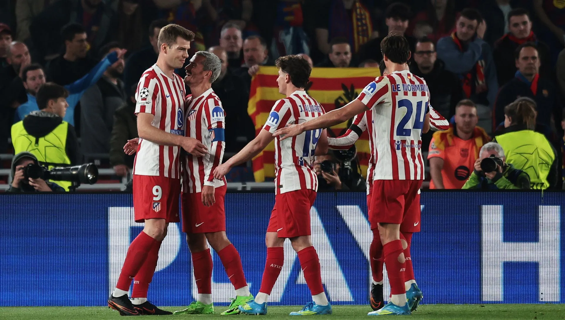 Jogadores do Atlético de Madrid comemoram gol durante partida da Champions League. Foto: Eric Alonso/Getty Images