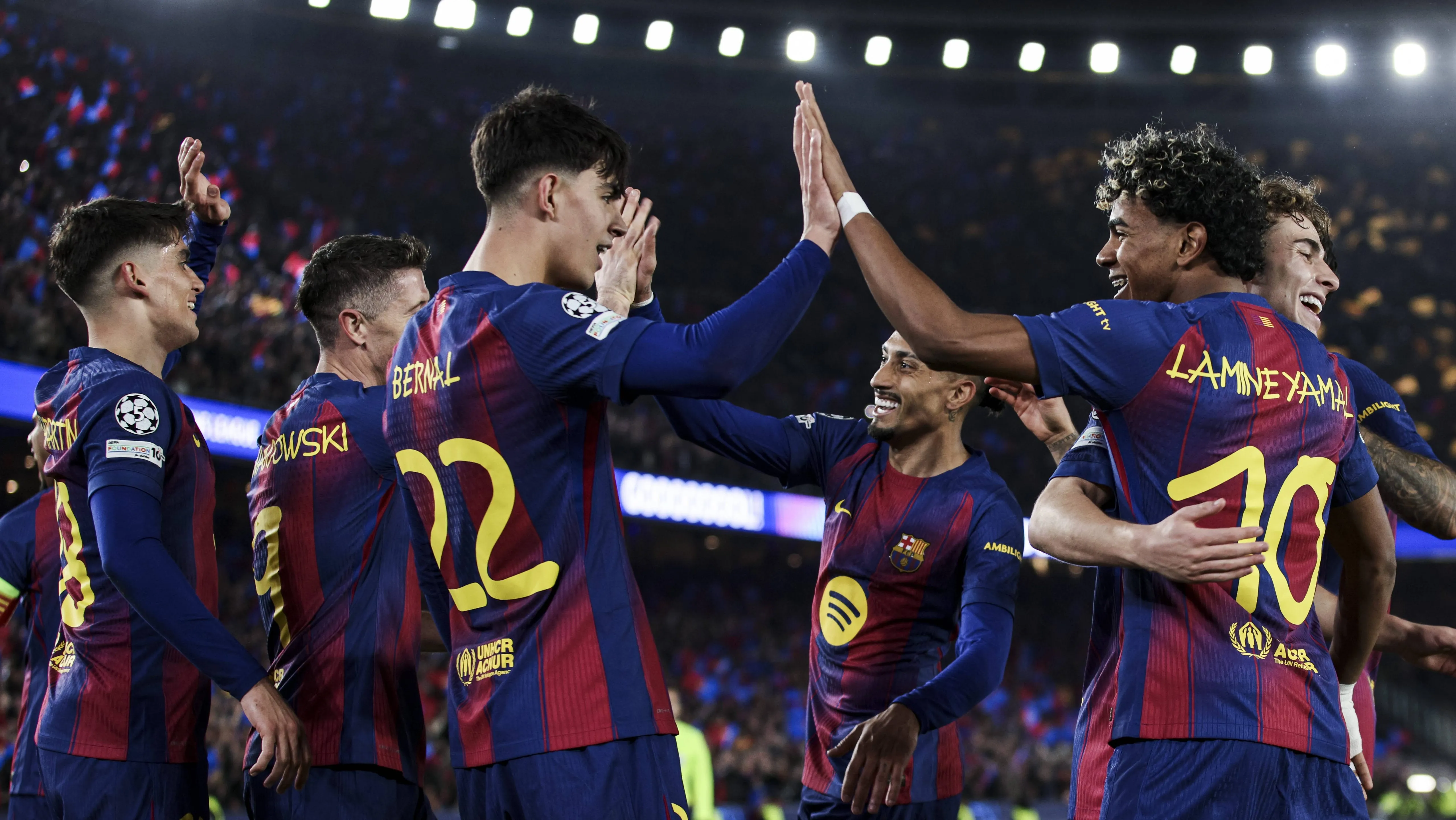 Jogadores do Barcelona, em campo, comemorando