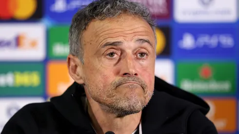 Luis Enrique durante uma entrevista coletiva pelo PSG. Foto: Luke Walker/Getty Images