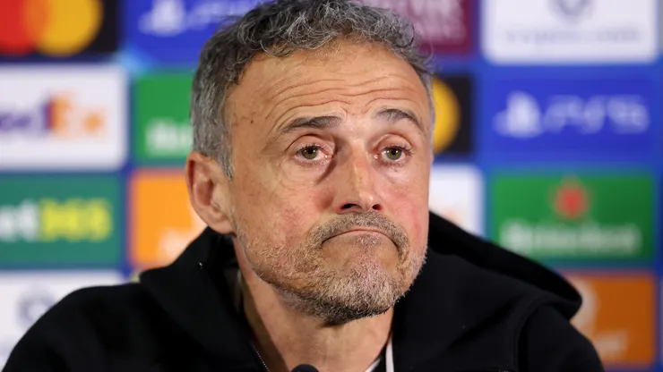 Luis Enrique durante uma entrevista coletiva pelo PSG. Foto: Luke Walker/Getty Images