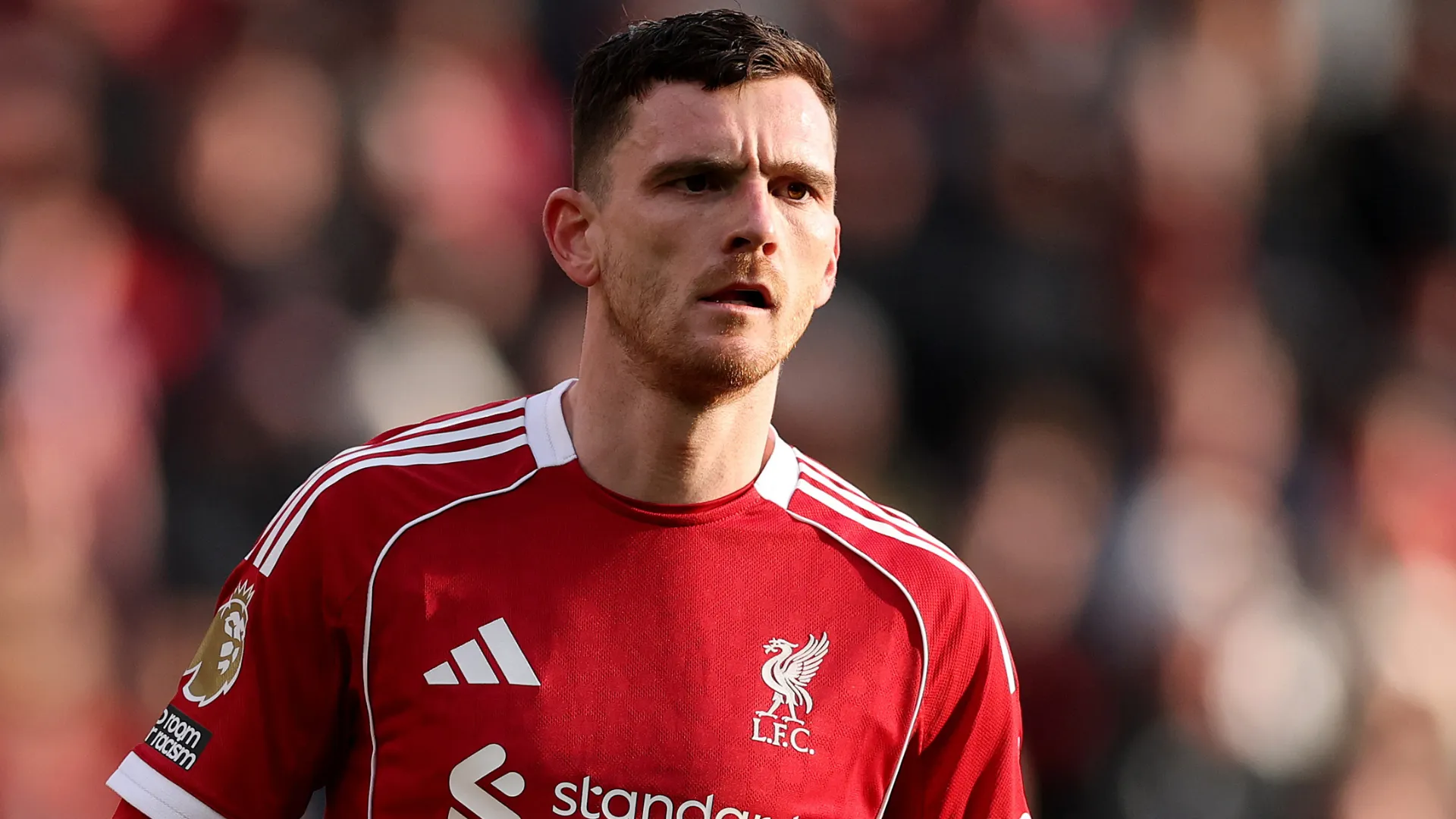 Robertson aparece focado durante uma partida pelo Liverpool