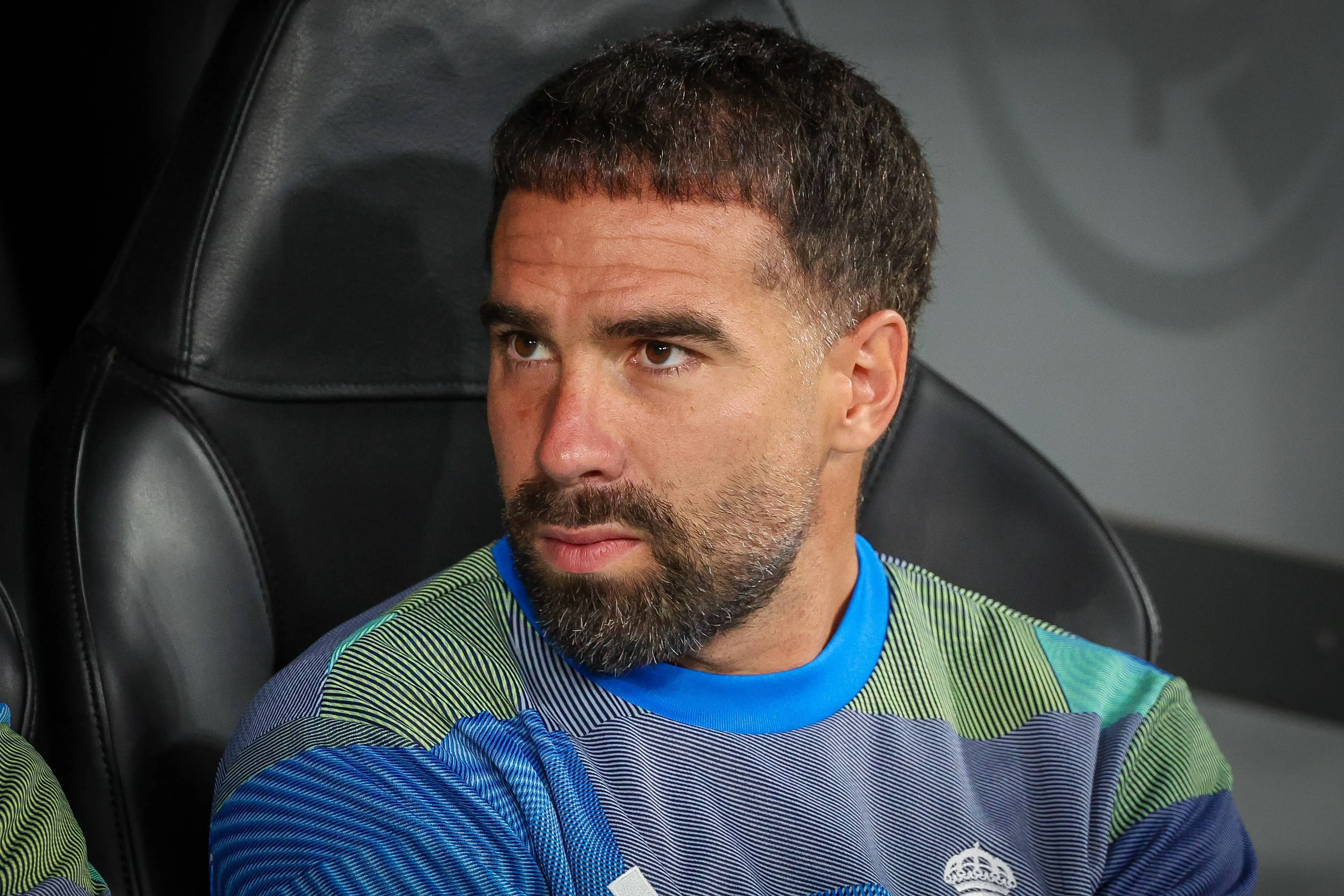 Carvajal no banco de reservas contra o Bayern de Munique, pela Champions League. Jogador vive momento tenso no clube e está frustrado com a perda de influência nos vestiários, segundo o Marca. Foto: IMAGO /&nbsp;kolbert-press