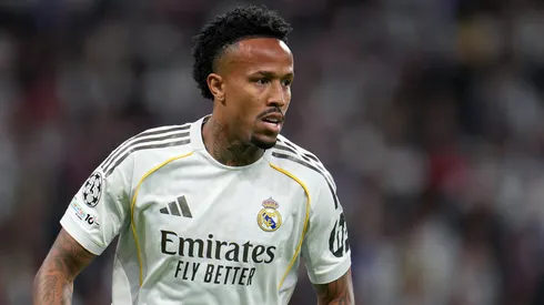 Militão em campo com as cores do Real Madrid. Foto: Aitor Alcalde/Getty Images
