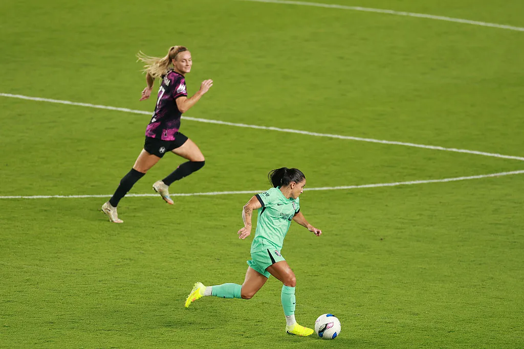 Debinha atuando pelo Kansas City Current - Foto: Kenneth Richmond/Getty Images