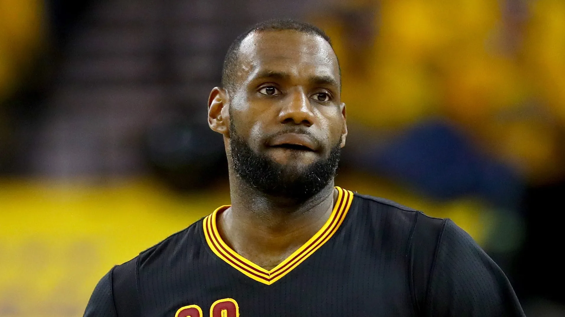 LeBron James, #23 do Cleveland Cavaliers, permanece na quadra durante o Jogo 7 das Finais da NBA de 2016 contra o Golden State Warriors na ORACLE Arena, em 19 de junho de 2016, em Oakland, Califórnia. NOTA AO USUÁRIO: O usuário reconhece e concorda expressamente que, ao baixar e/ou usar esta fotografia, está consentindo com os termos e condições do Contrato de Licença da Getty Images. (Foto por Ezra Shaw/Getty Images)