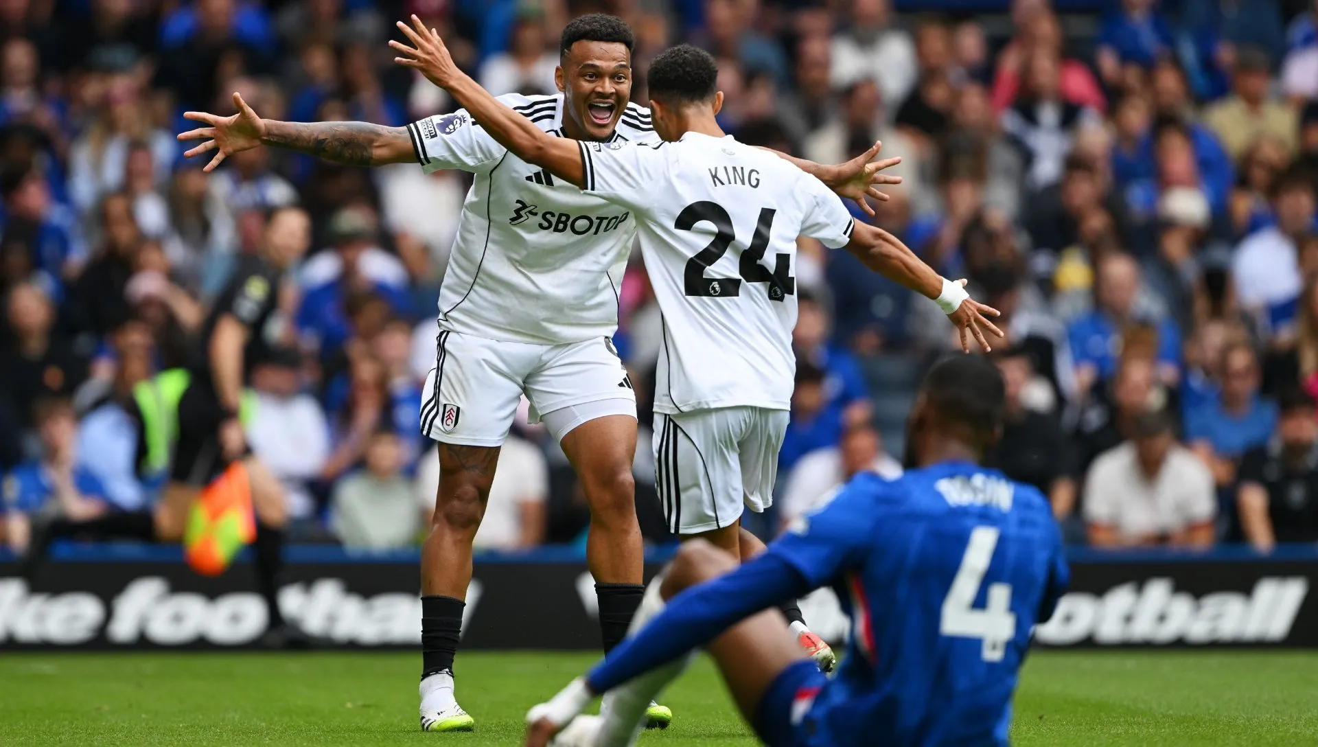 Joshua King comemora gol com Rodrigo Muniz, do Fulham durante partida da Premier League entre. Foto: Mike Hewitt/Getty Images