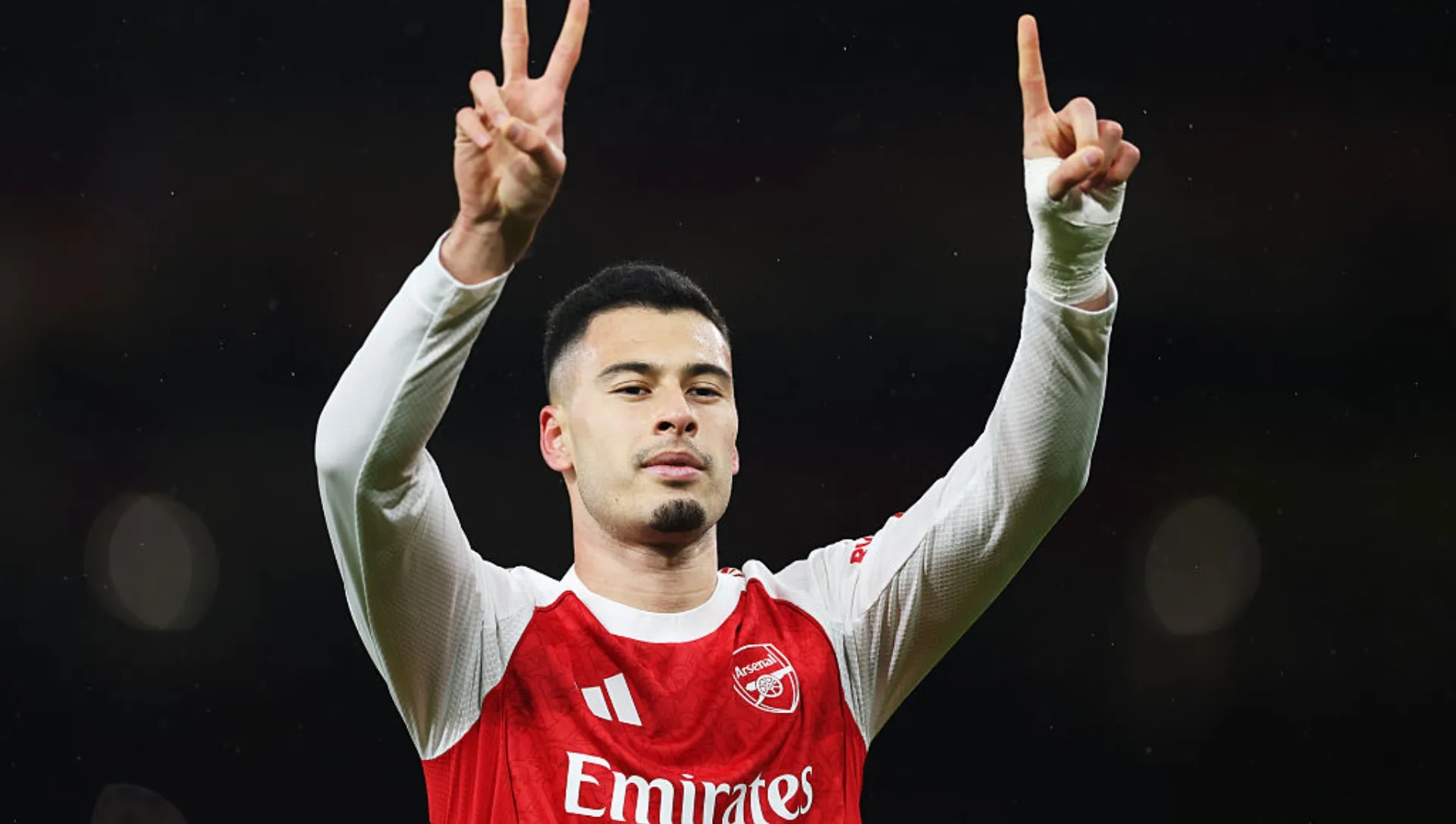 Gabriel Martinelli durante jogo do Arsenal; Brasileiro faz sinal de 2 e 1 com as mãos