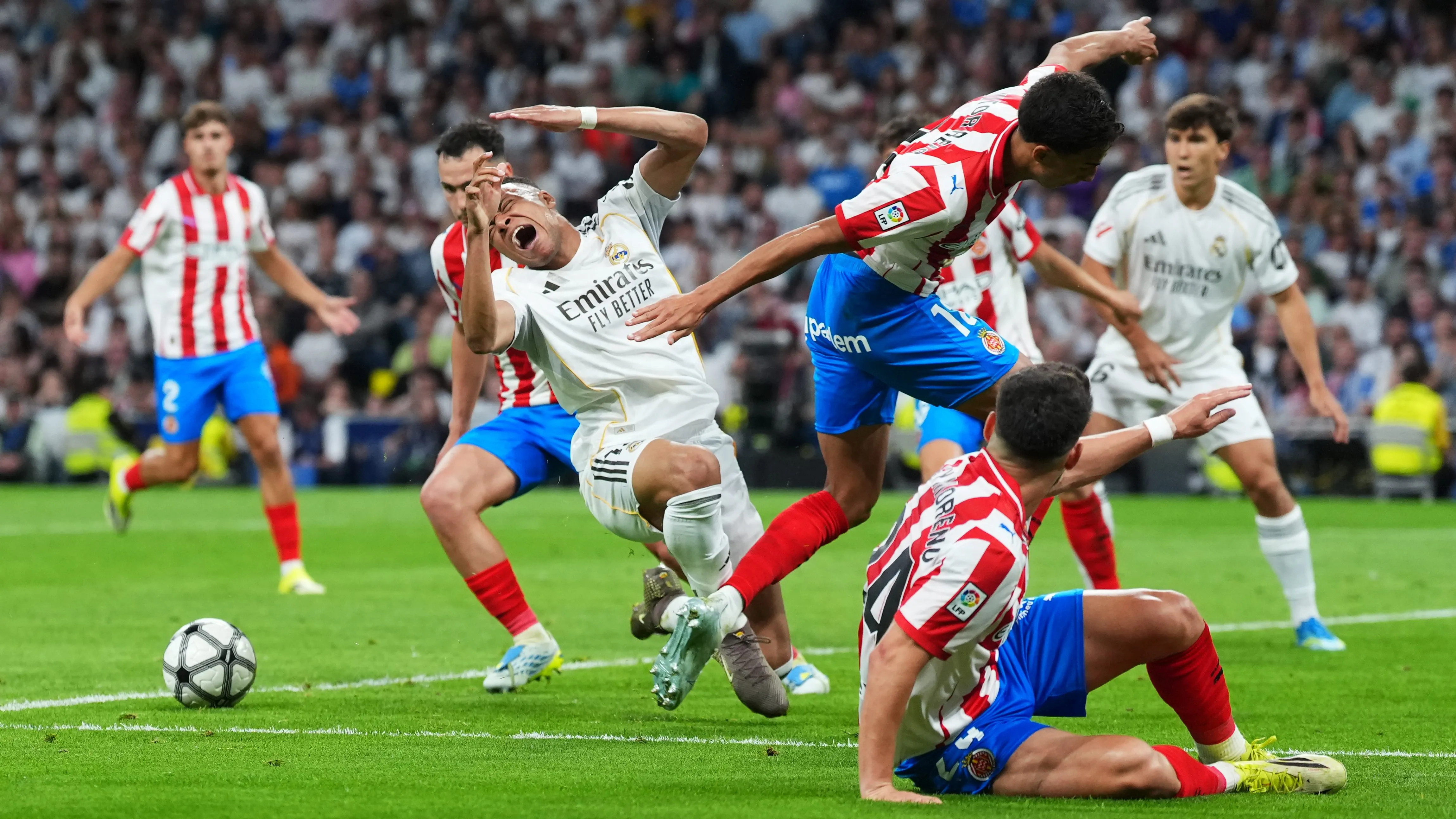 Real Madrid reclama de suposto pênalti em Mbappé. Foto: Angel Martinez/Getty Images