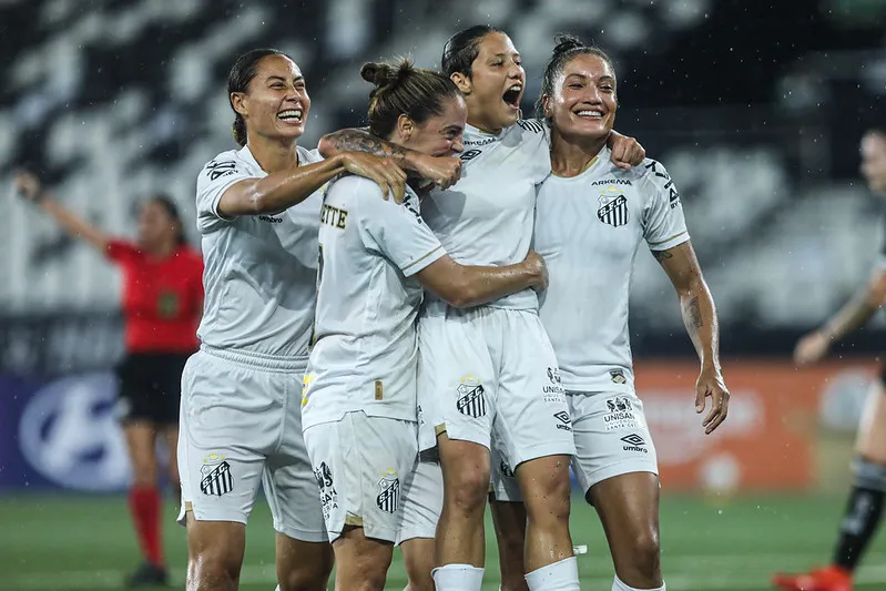 Evelin comemorando o gol marcado pelo Santos com suas companheiras – Foto: Reinaldo Campos/ Santos F.C