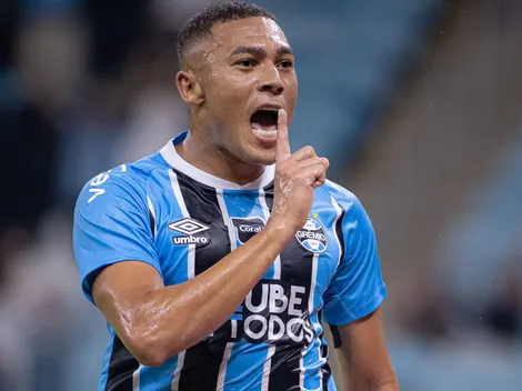Grêmio avança para renovar com Carlos Vinícius, alvo do Oriente Médio