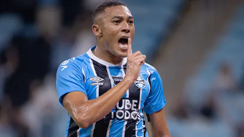 Carlos Vinícius é procurado pelo Oriente Médio, mas deve renovar com o Grêmio. Foto: Maxi Franzoi/AGIF