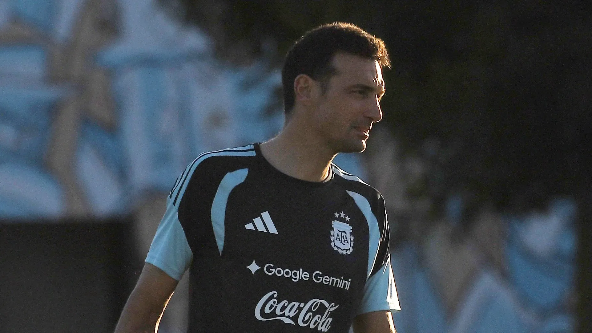 Lionel Scaloni, Técnico da Argentina, observa durante uma sessão de treino no centro de treinamento Lionel Messi, em 25 de março de 2026, em Ezeiza, Argentina. (Foto por Marcelo Endelli/Getty Images)