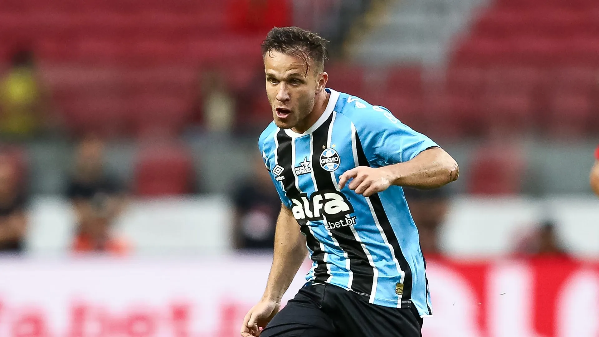 Arthur Melo do Grêmio faz um passe durante a partida entre Internacional e Grêmio pelo Brasileirão 2025 no Estádio Beira-Rio, em 21 de setembro de 2025, em Porto Alegre, Brasil. (Foto por Pedro H. Tesch/Getty Images)