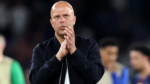 Arne Slot vai contra os torcedores e nega mudança no modelo de contratações do Liverpool. (Foto: Justin Setterfield/Getty Images)